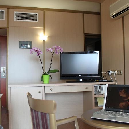 Chris & Eve Mansion Hotel Komotini Bagian luar foto